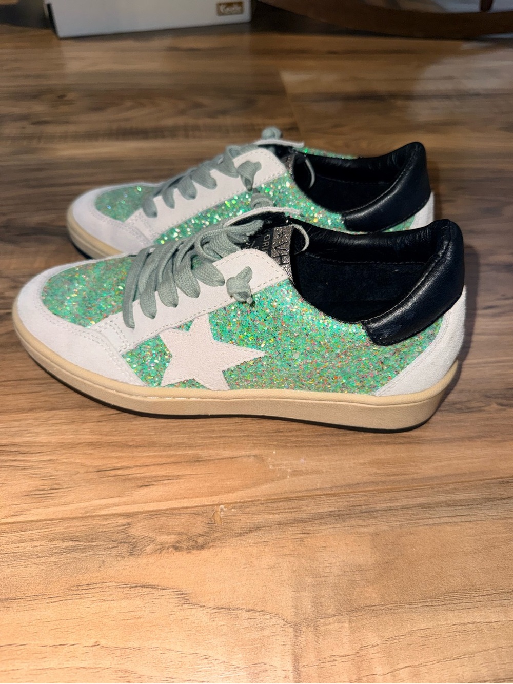 Vintage Havana Kristen Leather Sneaker Sparkly Green & Gray Women’s Size 6.5